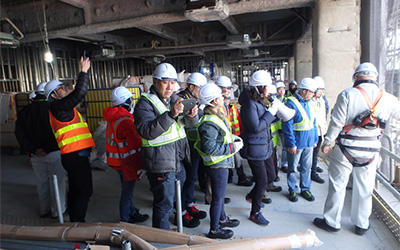 香港建設業界、専門家、学識経験者及び行政官等20名に説明を行う様子
