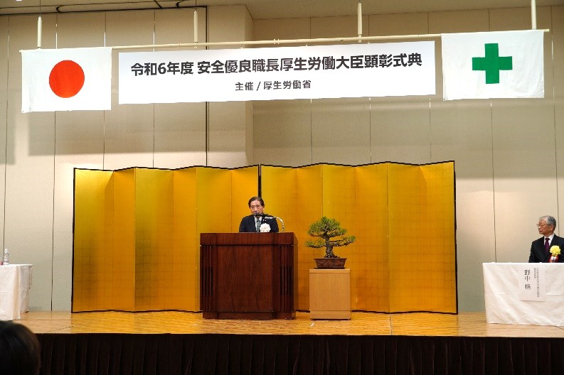 式辞を述べる安藤厚生労働大臣政務官.jpg