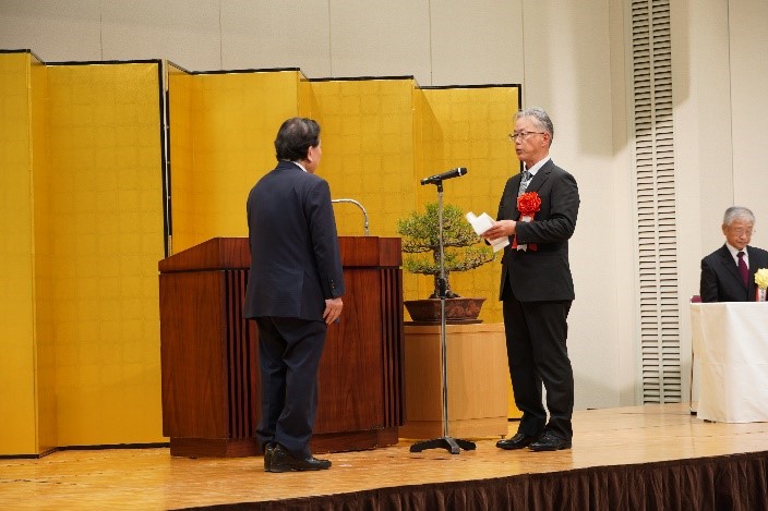 謝辞を述べる神森敏之氏.jpg