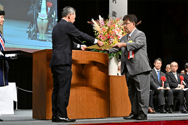 「全国建設業労働災害防止大会」において顕彰される受賞者の様子