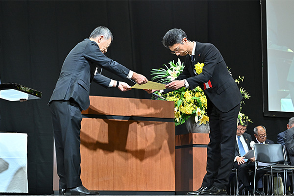 「全国建設業労働災害防止大会」において顕彰される受賞者の様子