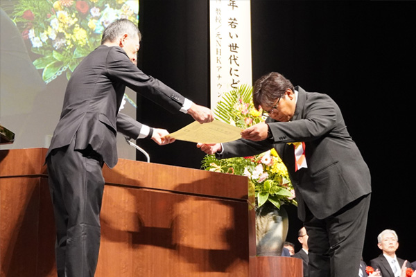 「全国建設業労働災害防止大会」において顕彰される者の様子